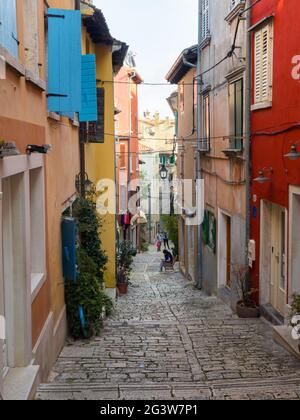 Rovinj in der Altstadt Kroatiens mit Kopfsteinpflasterstraßen Stockfoto