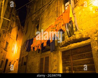 Rovinj Altstadt Straßen in der Nacht mit Wäscherei Stockfoto