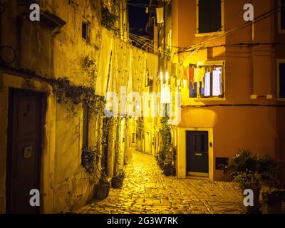 Rovinj Altstadt Straßen in der Nacht mit Wäscherei Stockfoto