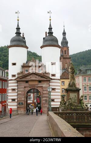 Karl-Theodor-Brücke, besser bekannt als Alte Brücke mit Brückentor Stockfoto