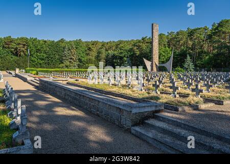 Denkmal und Reihen von Gräbern. Militärfriedhof für gefallene Soldaten der 1. Polnischen Armee Stockfoto