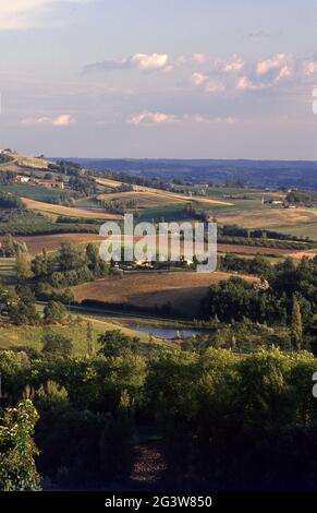 LAND IN DER NÄHE VON CAUSSADE, TARN ET GARONNE, FRANKREICH. Stockfoto