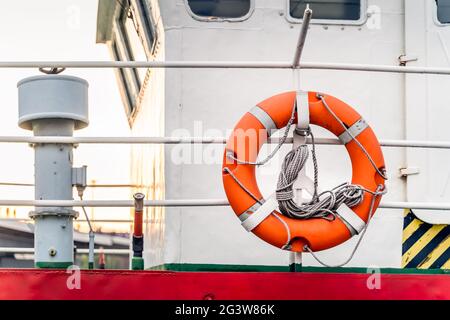 Nahaufnahme von Rettungsbooten, die auf einem Feuerwehrboot oder Feuerwehrschiff ausgestattet sind Stockfoto