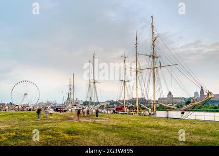 Vergnügungspark und Hochschiffe auf den Odra River Boulevards Stockfoto