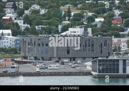 Blick auf das moderne Kultur- und Konferenzzentrum Hof in der Innenstadt von Akureyri in Island Stockfoto