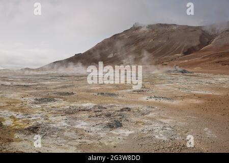 nÃ¡maskarÃ. Fumarole Field in Namafjall, Island. Namaskard geothermische Beauty-Landschaft mit Schlammbecken Stockfoto