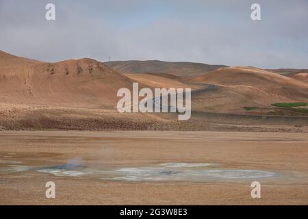 nÃ¡maskarÃ. Fumarole Field in Namafjall, Island. Namaskard geothermische Beauty-Landschaft mit Schlammbecken Stockfoto