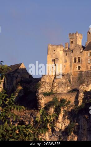 Das Chateau de Beynac liegt hoch über dem Fluss Dordogne im Dorf Beynac. Eines der beeindruckendsten Schlösser in der Region Dordogne in Frankreich. Stockfoto