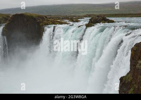 Der Godafoss (Isländisch: Wasserfall der Götter) ist ein berühmter Wasserfall in Island. Stockfoto