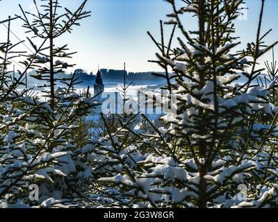 Oberfränkisches Dorf mit Kirche im Winter Stockfoto