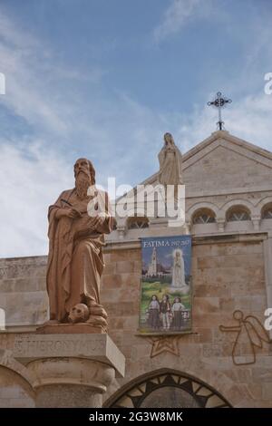 Eine Statue des Heiligen Hieronymus vor der Geburtskirche, einer Basilika im Westjordanland von Bethlehem Stockfoto