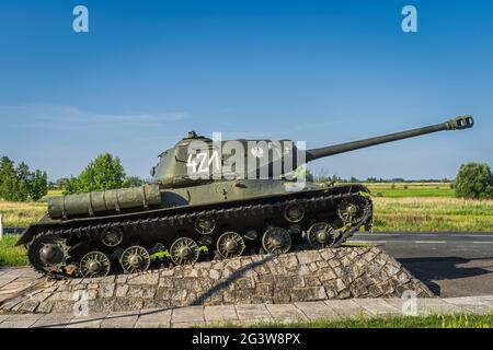 Ein Denkmalpanzer, sowjetischer schwerer Panzer SI 2 aus dem Zweiten Weltkrieg in Stare Lysogorki, Polen Stockfoto