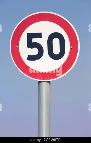 50 Kilometer pro Stunde Tempolimit-Schild auf der Stadtstraße Stockfoto