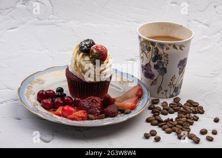 Essen Foto Cupcake mit Beeren und Kaffee Frühstück Stockfoto