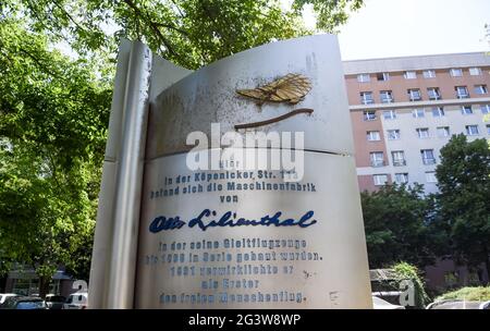 Berlin, Deutschland. Juni 2021. Eine Gedenktafel in der Köpenicker Straße erinnert an die Maschinenfabrik Otto Lilienthals. Hier wurden Segelflugzeuge in Serie gebaut. Otto Lilienthal war 1891 der erste Mensch, der freie Menschenflucht erstand. Quelle: Jens Kalaene/dpa-Zentralbild/ZB/dpa/Alamy Live News Stockfoto