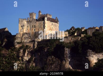 CHATEAU DE BEYNAC (IN DER GEMEINDE BEYNAC-ET-CAZENAC, DORDOGNE, FRANKREICH). Stockfoto