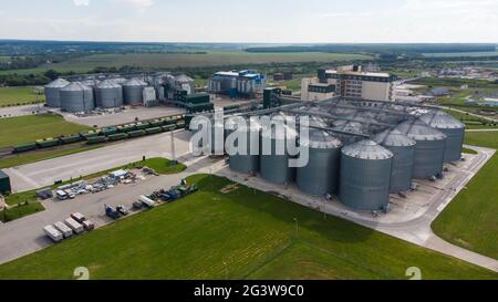 Luftaufnahme. Kläranlage. Vertikales Schwenken. Drohne fliegt vorwärts. Kläranlage. 4K Stockfoto