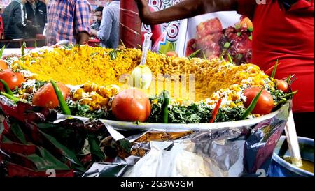 Lucknow, uttar pradesh - januar 2021 : man making Aloo tikki (frittierte Kartoffelschnitzel), Food Stall india Street Food. Stockfoto