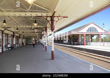 Der Bahnhof von Aviemore dient der Stadt und dem Touristenort Aviemore in den schottischen Highlands. Aufgenommen in Aviemore, Schottland am 25. Mai 2013. Stockfoto