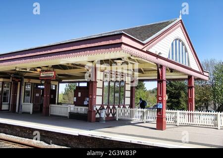 Der Bahnhof von Aviemore dient der Stadt und dem Touristenort Aviemore in den schottischen Highlands. Aufgenommen in Aviemore, Schottland am 25. Mai 2013. Stockfoto