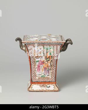 Quadratischer Bough Pot mit Figuren auf einer Terrasse, Vögeln und Blütensprühen. Deckel aus quadratischem Blumentopf oder Vase aus Porzellan, auf die Glasur in blau, rot, rosa, grün, gelb gemalt, Lila, schwarz und Gold. Der Deckel wurde gebrochen und an vier Stellen mit Eisendraht restauriert. Europäische Formen mit Famille Rose / Mandarine. Stockfoto