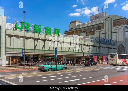 tokio, japan - 05 2019. august: Fassade des Südtors des Bahnhofs Shinjuku der japanischen Eisenbahn und des Einkaufszentrums Lumine 2 entlang des Kōshū Kai Stockfoto