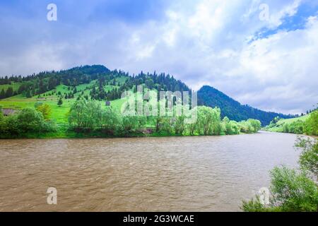 Blick auf das Bistrita-Flusstal in Rumänien Stockfoto