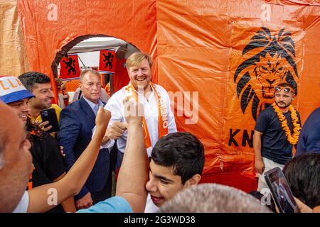 König Willem-Alexander besuchte am 17. Juni 2021 den Marktweg in Den Haag, Niederlande, der nach einer Kampagne zur Dekoration der Straßen für die Fußball-Europameisterschaft den Preis als schönste Orange Street in den Niederlanden gewann. Viele Anwohner sind an der Initiative am Marktweg beteiligt, die sich gemeinsam um das gesamte Projekt kümmern. Der Besuch fand vor dem Spiel zwischen den Niederlanden und Österreich statt. Foto von Robin Utrecht/ABACAPRESS.COM Stockfoto