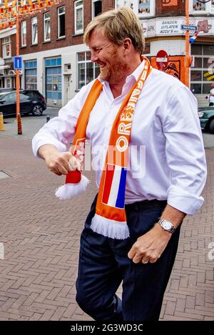 König Willem-Alexander besuchte am 17. Juni 2021 den Marktweg in Den Haag, Niederlande, der nach einer Kampagne zur Dekoration der Straßen für die Fußball-Europameisterschaft den Preis als schönste Orange Street in den Niederlanden gewann. Viele Anwohner sind an der Initiative am Marktweg beteiligt, die sich gemeinsam um das gesamte Projekt kümmern. Der Besuch fand vor dem Spiel zwischen den Niederlanden und Österreich statt. Foto von Robin Utrecht/ABACAPRESS.COM Stockfoto