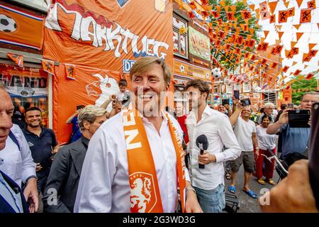 König Willem-Alexander besuchte am 17. Juni 2021 den Marktweg in Den Haag, Niederlande, der nach einer Kampagne zur Dekoration der Straßen für die Fußball-Europameisterschaft den Preis als schönste Orange Street in den Niederlanden gewann. Viele Anwohner sind an der Initiative am Marktweg beteiligt, die sich gemeinsam um das gesamte Projekt kümmern. Der Besuch fand vor dem Spiel zwischen den Niederlanden und Österreich statt. Foto von Robin Utrecht/ABACAPRESS.COM Stockfoto