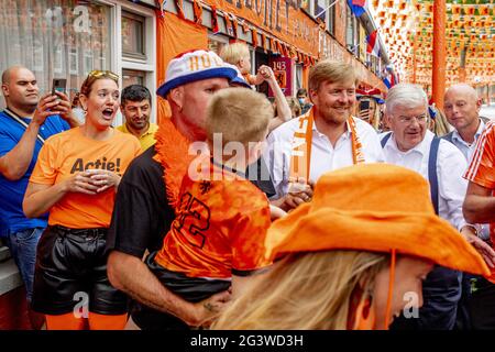 König Willem-Alexander besuchte am 17. Juni 2021 den Marktweg in Den Haag, Niederlande, der nach einer Kampagne zur Dekoration der Straßen für die Fußball-Europameisterschaft den Preis als schönste Orange Street in den Niederlanden gewann. Viele Anwohner sind an der Initiative am Marktweg beteiligt, die sich gemeinsam um das gesamte Projekt kümmern. Der Besuch fand vor dem Spiel zwischen den Niederlanden und Österreich statt. Foto von Robin Utrecht/ABACAPRESS.COM Stockfoto