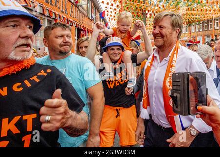 König Willem-Alexander besuchte am 17. Juni 2021 den Marktweg in Den Haag, Niederlande, der nach einer Kampagne zur Dekoration der Straßen für die Fußball-Europameisterschaft den Preis als schönste Orange Street in den Niederlanden gewann. Viele Anwohner sind an der Initiative am Marktweg beteiligt, die sich gemeinsam um das gesamte Projekt kümmern. Der Besuch fand vor dem Spiel zwischen den Niederlanden und Österreich statt. Foto von Robin Utrecht/ABACAPRESS.COM Stockfoto