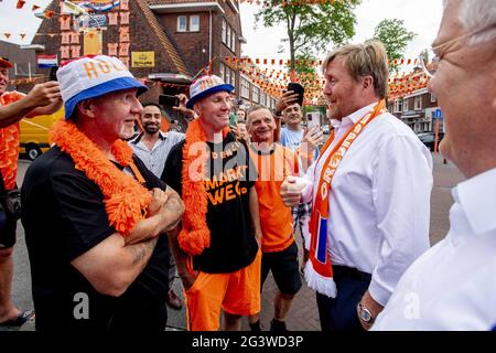 König Willem-Alexander besuchte am 17. Juni 2021 den Marktweg in Den Haag, Niederlande, der nach einer Kampagne zur Dekoration der Straßen für die Fußball-Europameisterschaft den Preis als schönste Orange Street in den Niederlanden gewann. Viele Anwohner sind an der Initiative am Marktweg beteiligt, die sich gemeinsam um das gesamte Projekt kümmern. Der Besuch fand vor dem Spiel zwischen den Niederlanden und Österreich statt. Foto von Robin Utrecht/ABACAPRESS.COM Stockfoto