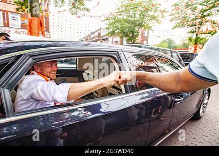 König Willem-Alexander besuchte am 17. Juni 2021 den Marktweg in Den Haag, Niederlande, der nach einer Kampagne zur Dekoration der Straßen für die Fußball-Europameisterschaft den Preis als schönste Orange Street in den Niederlanden gewann. Viele Anwohner sind an der Initiative am Marktweg beteiligt, die sich gemeinsam um das gesamte Projekt kümmern. Der Besuch fand vor dem Spiel zwischen den Niederlanden und Österreich statt. Foto von Robin Utrecht/ABACAPRESS.COM Stockfoto