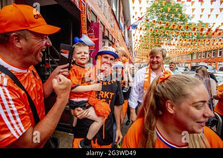 König Willem-Alexander besuchte am 17. Juni 2021 den Marktweg in Den Haag, Niederlande, der nach einer Kampagne zur Dekoration der Straßen für die Fußball-Europameisterschaft den Preis als schönste Orange Street in den Niederlanden gewann. Viele Anwohner sind an der Initiative am Marktweg beteiligt, die sich gemeinsam um das gesamte Projekt kümmern. Der Besuch fand vor dem Spiel zwischen den Niederlanden und Österreich statt. Foto von Robin Utrecht/ABACAPRESS.COM Stockfoto