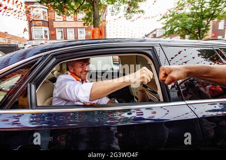 König Willem-Alexander besuchte am 17. Juni 2021 den Marktweg in Den Haag, Niederlande, der nach einer Kampagne zur Dekoration der Straßen für die Fußball-Europameisterschaft den Preis als schönste Orange Street in den Niederlanden gewann. Viele Anwohner sind an der Initiative am Marktweg beteiligt, die sich gemeinsam um das gesamte Projekt kümmern. Der Besuch fand vor dem Spiel zwischen den Niederlanden und Österreich statt. Foto von Robin Utrecht/ABACAPRESS.COM Stockfoto