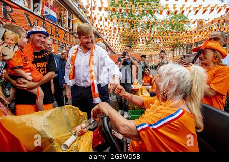 König Willem-Alexander besuchte am 17. Juni 2021 den Marktweg in Den Haag, Niederlande, der nach einer Kampagne zur Dekoration der Straßen für die Fußball-Europameisterschaft den Preis als schönste Orange Street in den Niederlanden gewann. Viele Anwohner sind an der Initiative am Marktweg beteiligt, die sich gemeinsam um das gesamte Projekt kümmern. Der Besuch fand vor dem Spiel zwischen den Niederlanden und Österreich statt. Foto von Robin Utrecht/ABACAPRESS.COM Stockfoto