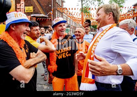 König Willem-Alexander besuchte am 17. Juni 2021 den Marktweg in Den Haag, Niederlande, der nach einer Kampagne zur Dekoration der Straßen für die Fußball-Europameisterschaft den Preis als schönste Orange Street in den Niederlanden gewann. Viele Anwohner sind an der Initiative am Marktweg beteiligt, die sich gemeinsam um das gesamte Projekt kümmern. Der Besuch fand vor dem Spiel zwischen den Niederlanden und Österreich statt. Foto von Robin Utrecht/ABACAPRESS.COM Stockfoto