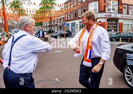 König Willem-Alexander besuchte am 17. Juni 2021 den Marktweg in Den Haag, Niederlande, der nach einer Kampagne zur Dekoration der Straßen für die Fußball-Europameisterschaft den Preis als schönste Orange Street in den Niederlanden gewann. Viele Anwohner sind an der Initiative am Marktweg beteiligt, die sich gemeinsam um das gesamte Projekt kümmern. Der Besuch fand vor dem Spiel zwischen den Niederlanden und Österreich statt. Foto von Robin Utrecht/ABACAPRESS.COM Stockfoto