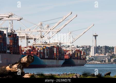 Seattle, USA. Juni 2021. Mittags am Terminal 18 Betrieb das israelische Containerschiff ZIM San Diego. Das Schiff sollte am 2. Juni vor 16 Tagen in Seattle andocken. BDS-Demonstranten blockierten ZIM-Containerschiffe in Häfen in Kalifornien, im Bundesstaat Washington und in Kanada, da die Gewalt in Gaza weiter eskaliert. Quelle: james anderson/Alamy Live News Stockfoto