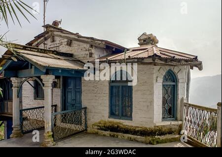 25 Sep 2009 EINE malerische, alte Struktur mit Steinmauern, Kamindach schrägen Stein Zinndächer Almora Uttarakhand Uttranchal Indien Stockfoto