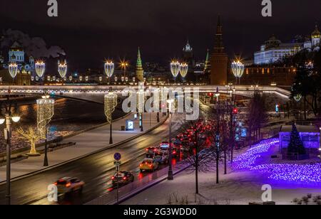 Moskau, Russland - 04. Februar 2020: Festlich dekoriert für Winterferien Zaryadye Park. Panorama von Moskau. Russland weihnachten Stockfoto
