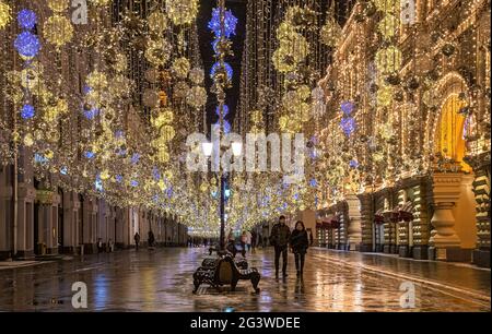 Moskau, Russland - 04. Februar 2020: Menschen auf beleuchteten Nikolskaja Straße der Stadt Moskau in der Nacht verbindet sie den Roten Platz und L Stockfoto