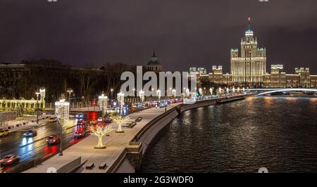 Moskau, Russland - 04. Februar 2020: Blick auf den nächtlichen Winter Moskau mit dem Fluss Moskau und dem Hochhaus auf Kotelnichesk Stockfoto