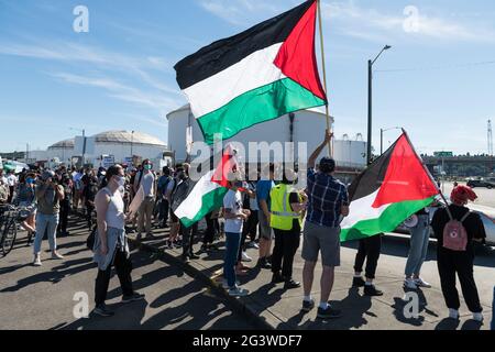 Seattle, USA. Juni 2021. Mittagsaktivisten der BDS am Terminal 18 protestierten weiter und versuchten, das von Israel betriebene Containerschiff ZIM San Diego vom Entladen abzuhalten. Das Schiff sollte am 2. Juni vor 16 Tagen in Seattle andocken. Die Blockierung von ZIM-Containerschiffen hat sich in Häfen in Kalifornien, im Bundesstaat Washington und in Kanada ereignet, da die Gewalt in Gaza weiter eskaliert. Quelle: james anderson/Alamy Live News Stockfoto