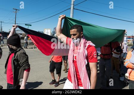 Seattle, USA. Juni 2021. Mittagsaktivisten der BDS am Terminal 18 protestierten weiter und versuchten, das von Israel betriebene Containerschiff ZIM San Diego vom Entladen abzuhalten. Das Schiff sollte am 2. Juni vor 16 Tagen in Seattle andocken. Die Blockierung von ZIM-Containerschiffen hat sich in Häfen in Kalifornien, im Bundesstaat Washington und in Kanada ereignet, da die Gewalt in Gaza weiter eskaliert. Quelle: james anderson/Alamy Live News Stockfoto