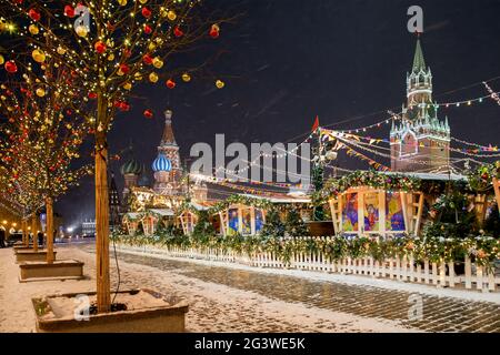 Moskau, Russland - 04. Februar 2020: Winter Moskau. Glockenspiel in der Hauptstadt Russlands. Kreml in der Weihnachtsnacht. Baum mit Girlanden n Stockfoto