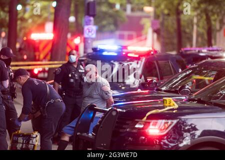 Seattle, USA. Juni 2021. Die Polizei ermittelt einen Messer, der am frühen Abend im City Hall Park im Pioneer Square in der Innenstadt von Seattle zum Tod eines Mannes führte. Seit Covid-19 die Stadt heimgesucht hat, ist die Kriminalität in der Stadt auf dem Vormarsch. Seattle hat einen großen Anstieg der Obdachlosigkeit in der Stadt aufgrund von covid und explodierenden Immobilien gesehen. Quelle: james anderson/Alamy Live News Stockfoto