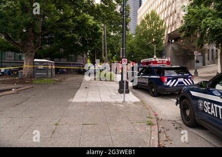 Seattle, USA. Juni 2021. Die Polizei ermittelt einen Messer, der am frühen Abend im City Hall Park im Pioneer Square in der Innenstadt von Seattle zum Tod eines Mannes führte. Seit Covid-19 die Stadt heimgesucht hat, ist die Kriminalität in der Stadt auf dem Vormarsch. Seattle hat einen großen Anstieg der Obdachlosigkeit in der Stadt aufgrund von covid und explodierenden Immobilien gesehen. Quelle: james anderson/Alamy Live News Stockfoto