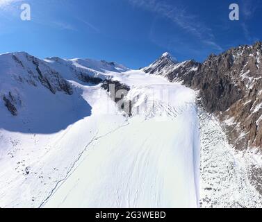 Hohe Berge mit Gletschern Stockfoto